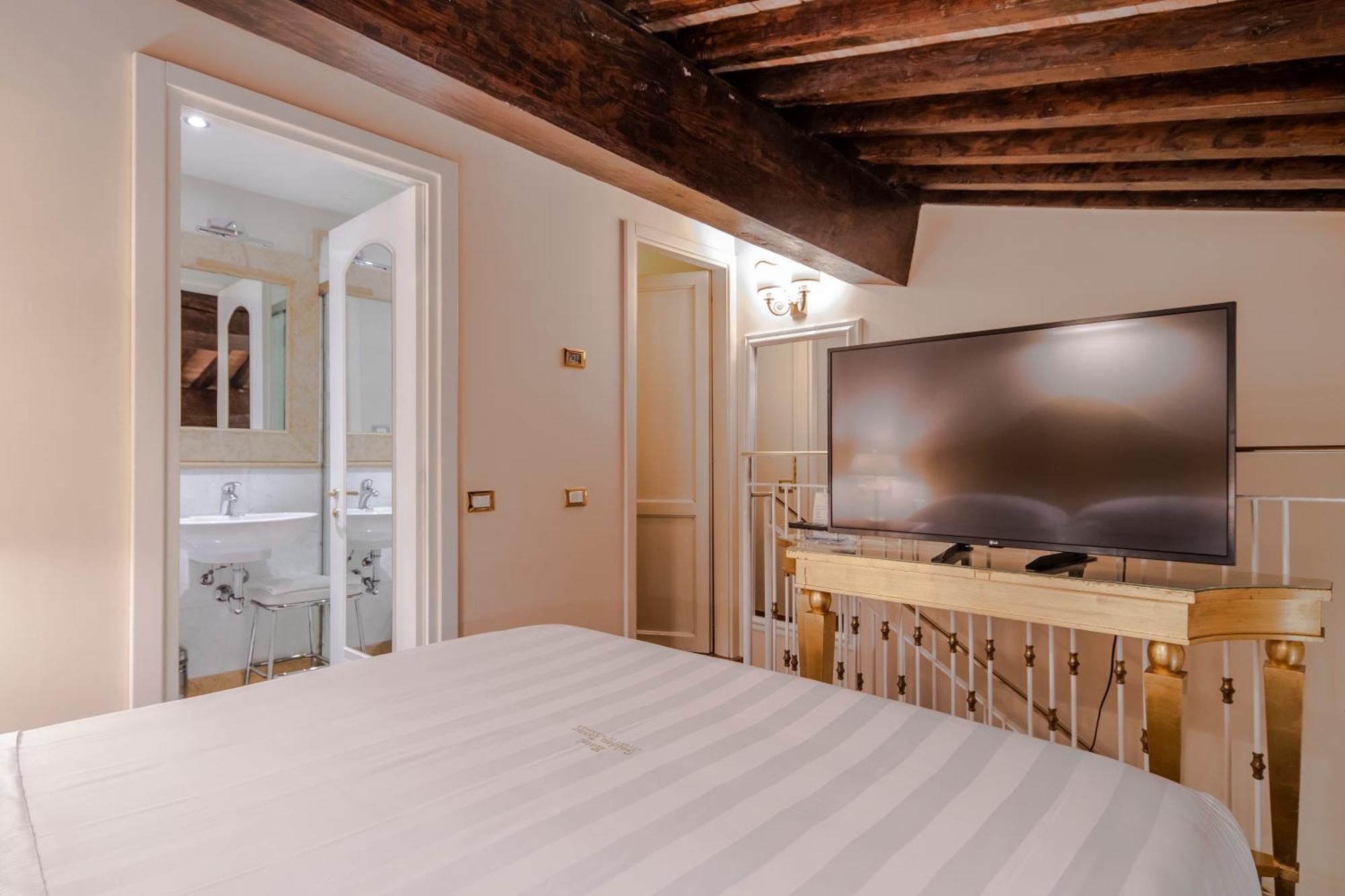 فندق وسبا غولدن تَوَر فلورنس المظهر الخارجي الصورة A room at the hotel