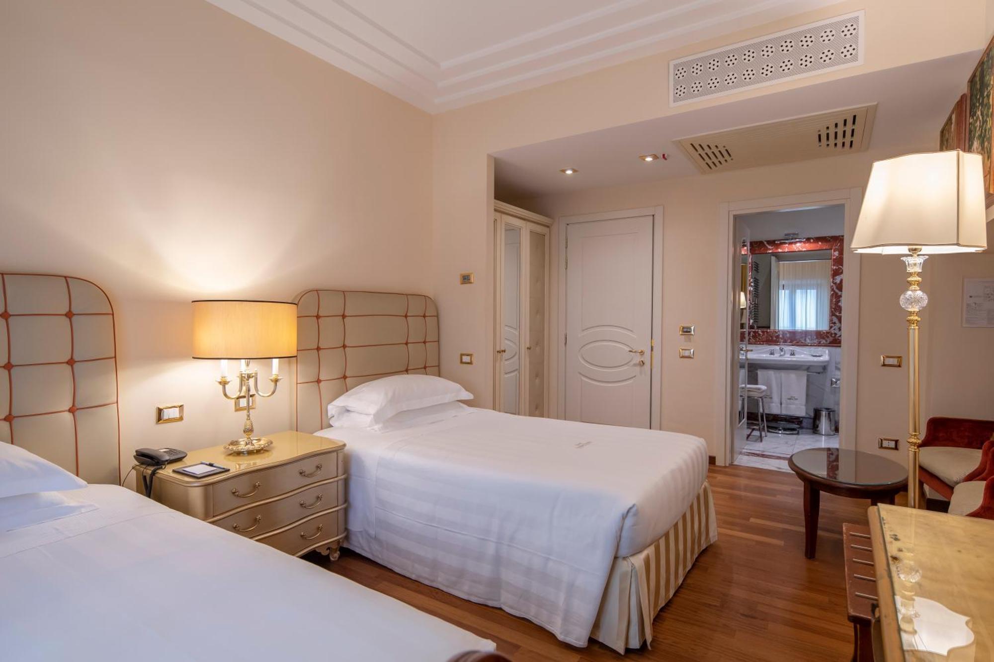 فندق وسبا غولدن تَوَر فلورنس المظهر الخارجي الصورة A room at the hotel