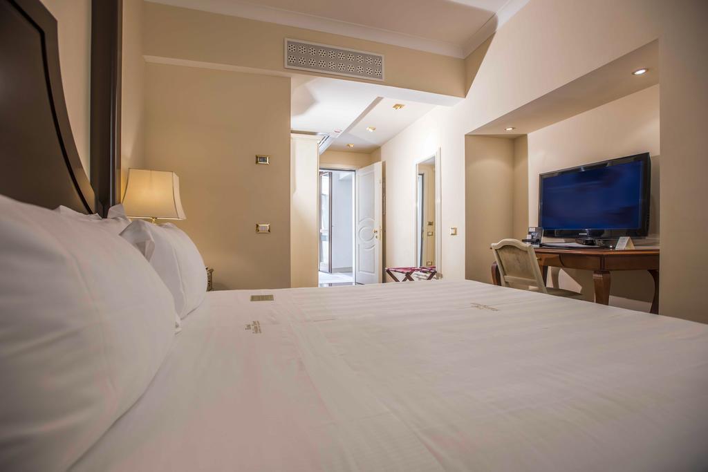 فندق وسبا غولدن تَوَر فلورنس المظهر الخارجي الصورة A room at the hotel