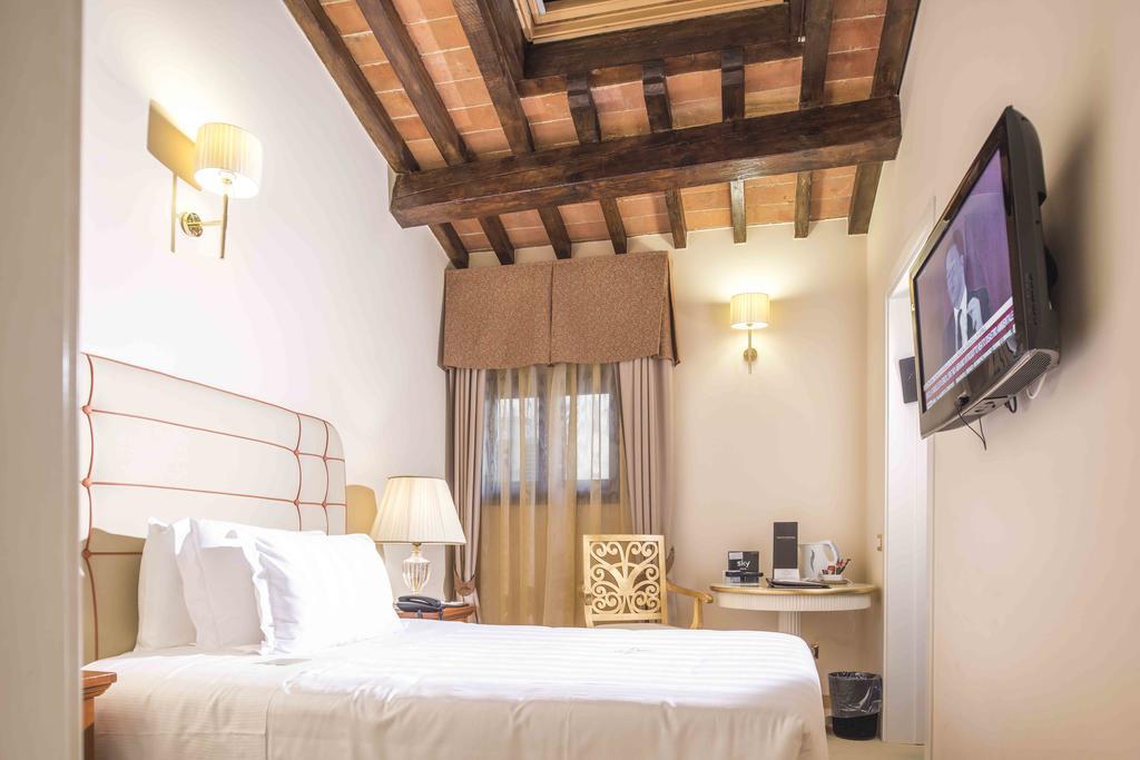 فندق وسبا غولدن تَوَر فلورنس المظهر الخارجي الصورة A room at the hotel